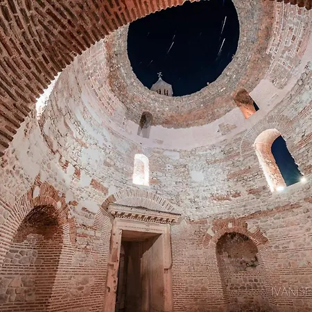 Seven Minute Walk To Old Town *