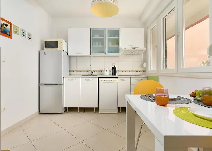 Seven Minute Walk To Old Town Lägenhet