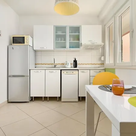 Seven Minute Walk To Old Town Apartman